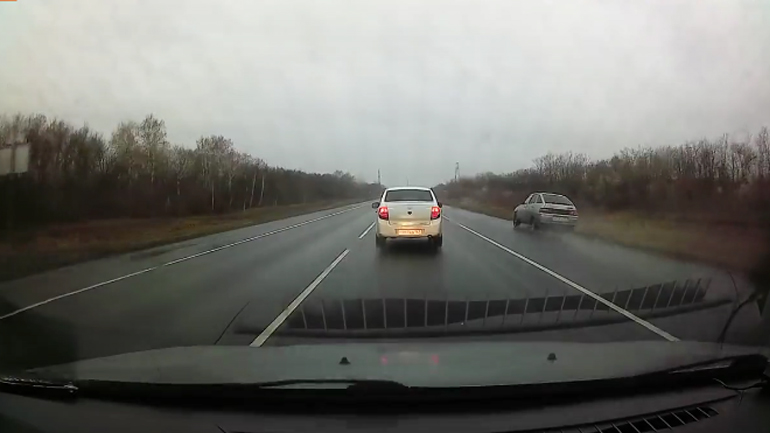 Πήγε να προσπεράσει από δεξιά και κατέληξε στα χωράφια!